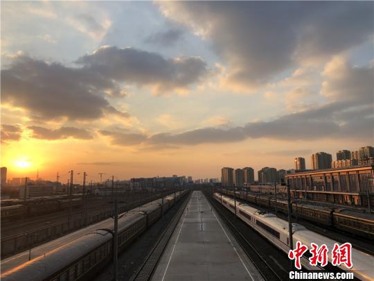 图为宁波东站。 林波 摄