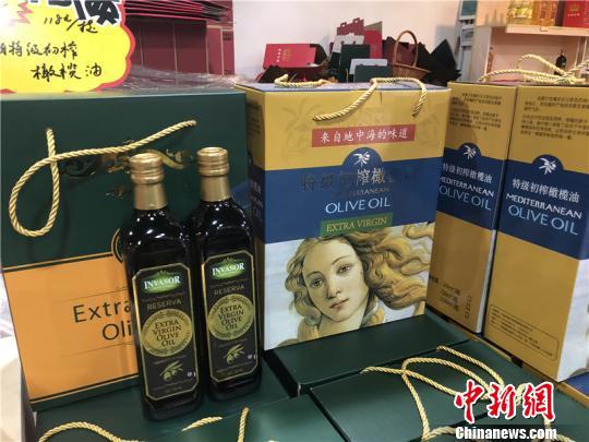 图为进口橄榄油。 林波 摄