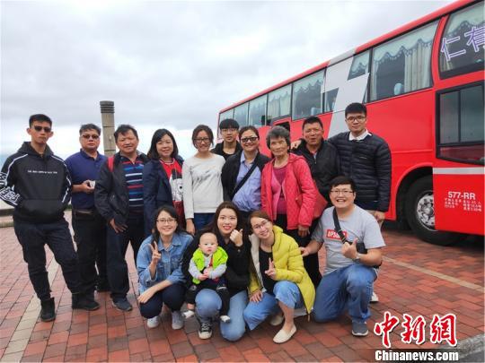图为褚富宥一家租巴士出游 采访对象供图