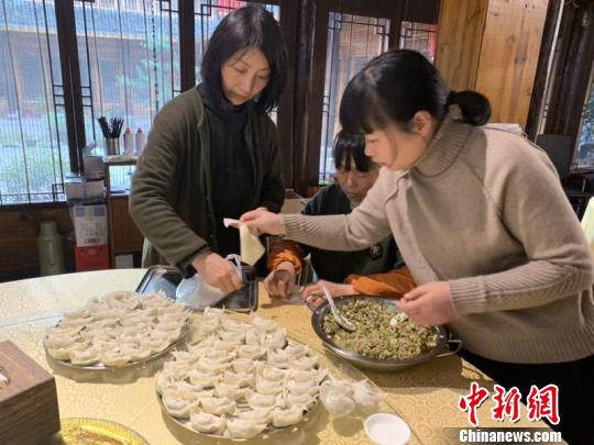 图为游客在“楠山南”民宿里包饺子 蔡丽丽 摄
