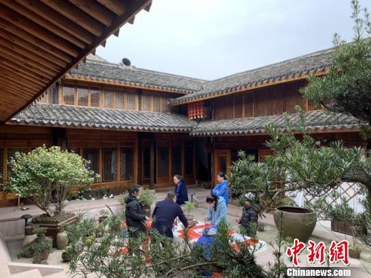 图为游客在民宿里感受年俗 蔡丽丽 摄