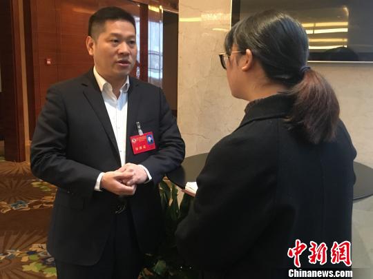 图为陈昌海?#37038;?#37319;访。 徐小勇 摄