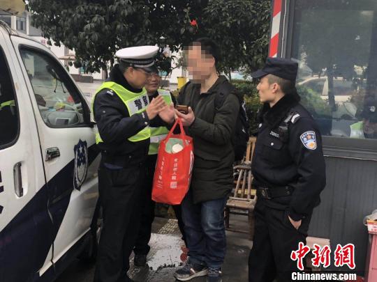 张某正寻求民警帮助。宋敢 供图