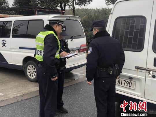 民警正在沟通处理办法。宋敢 供图