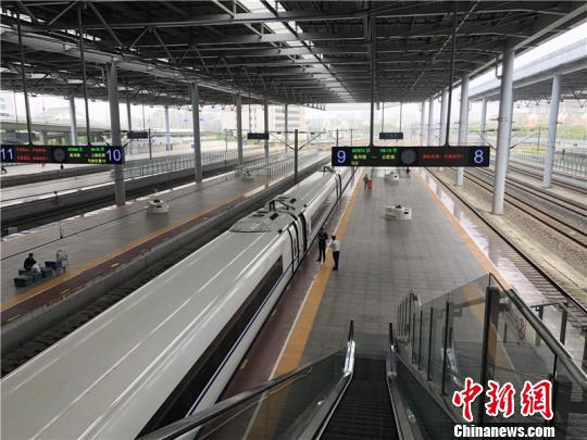 图为宁波火车站站台。 林波 摄