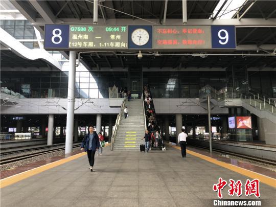 图为张辉迎接旅客的到来。 林波 摄