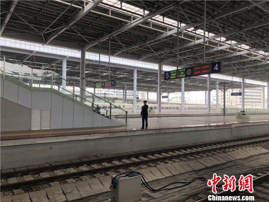 图为宁波火车站站台。 林波 摄