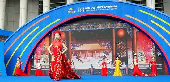 现场还邀请来了一群小模特演绎体现十里红妆主题的服装,引来很多市民围观。