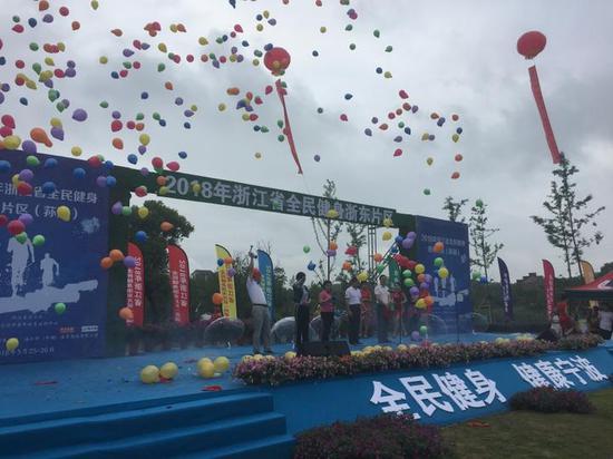 26日早晨,天空不作美,雨淅沥沥地一直下着,路上行人稀少。