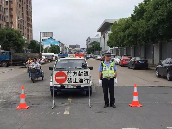 昨天早上,交警蜀黍接到一位家长的求助,从家到宁波中学考点要来不及了!