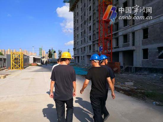 几名便民民警赶赴工地进行秘密调查