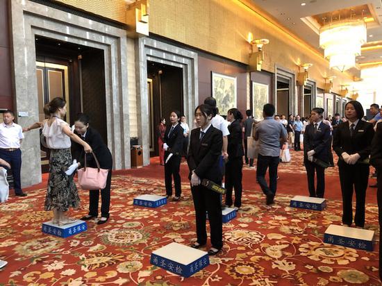 嘉宾经过安检后进入会场