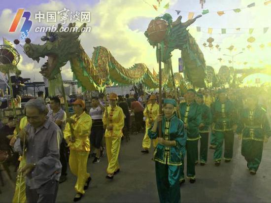 千人宴开始前的民俗表演