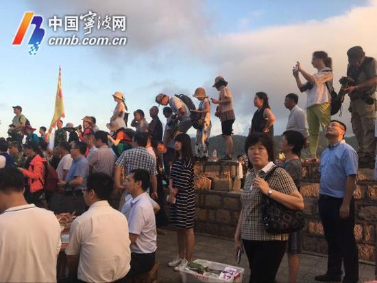 现场,拍客云集