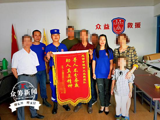 (老人家属上门致谢,送了锦旗、面包、矿泉水)