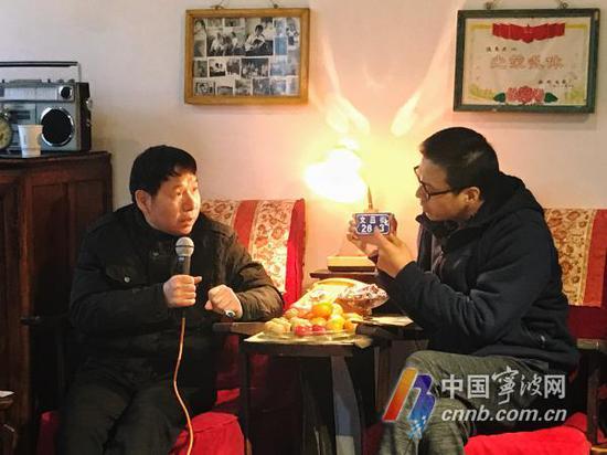 (陈大树(右)与收藏家周伟勇一起讲解宁波门牌故事)