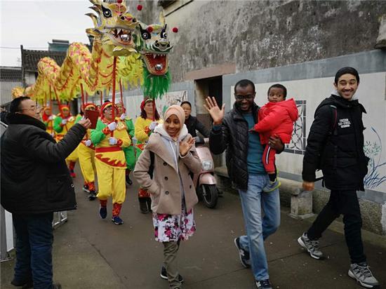 图为巡游现场。戴旭光摄