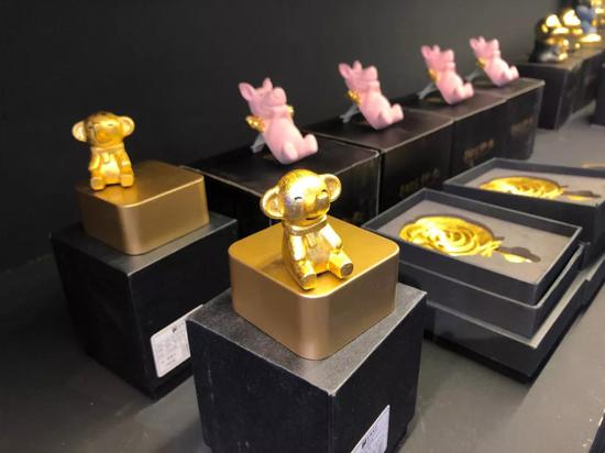 南京馆展出了金陵金箔,现场感受这项薄如蝉翼、千锤百炼的传统工艺。