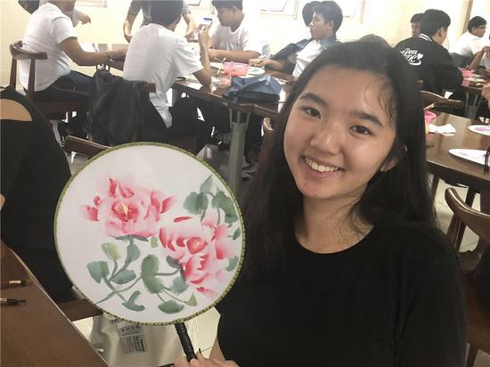 图为海外大学生展示牡丹作品 李佳赟 摄