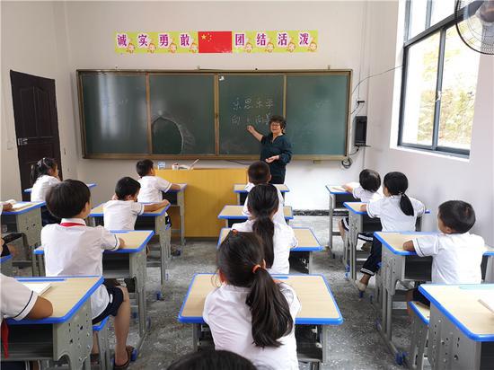 图为“支教奶奶”周秀芳为孩子们上课 鄞州区委宣传部供图