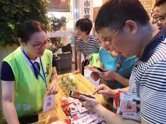 图为浙江宁波百名少年城管义工为“爱心冰箱”义卖募捐。 葛楚楚 摄