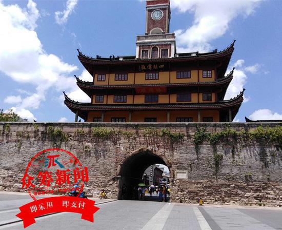 (网友19日路过鼓楼,一面大钟显示12:07,但他的手机显示12:40。)