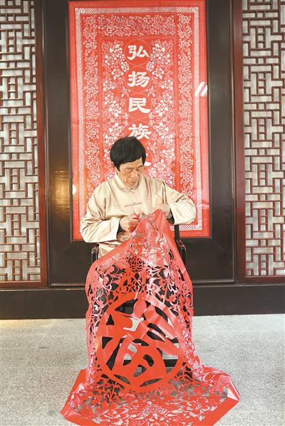 谢才华正在创作剪纸作品。(象山县老龄办提供)