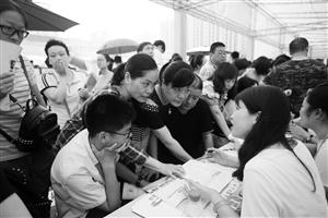 从各个学校的招生老师为学生及家长解答招生政策、招生计划、对应职业岗位等问题