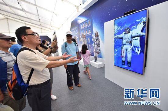 香港庆祝回归20周年 举行创科驱动成就梦想科技展(图1) 6月28日,市民在科技展上参与互动游戏。新华社记者 吕小炜 摄