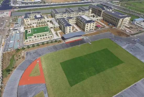 ●学校操场、大楼已建成