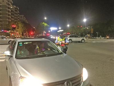 床图为海曙交警对违规使用远光灯的车主进行处罚。(王晓峰孙勇摄)