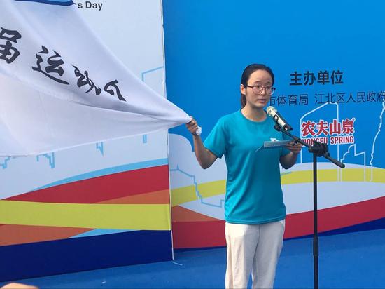 台上领导鸣笛,主持人宣布,本次横渡比赛开始。