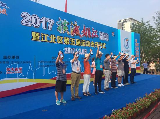 参赛选手们身杯背“跟屁虫”一跃跳入姚江。