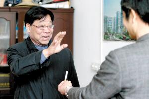 (当了村官后,老蔡戒烟了)