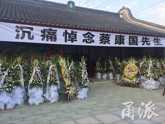 (许多村民自发前来悼念老蔡)
