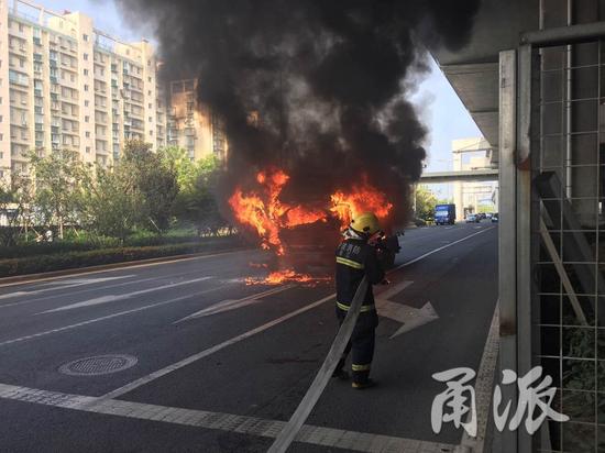 (消防员现场救援)
