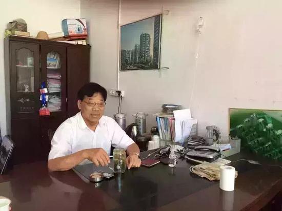 (老蔡生病打吊针仍坚持工作)