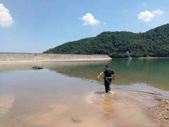 北仑警方已将此车打捞上岸,历时6个小时。