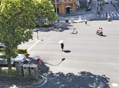 行人乱穿马路。