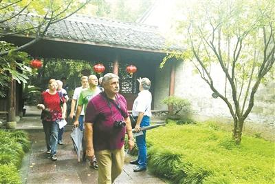 乌克兰媒体代表团参观天一阁。