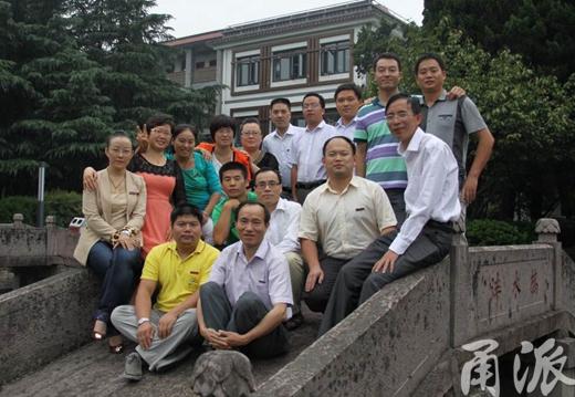 (“育人使者”、镇海中学姚仁汉老师(右侧穿白衬衣者)是师德师风的典范。)