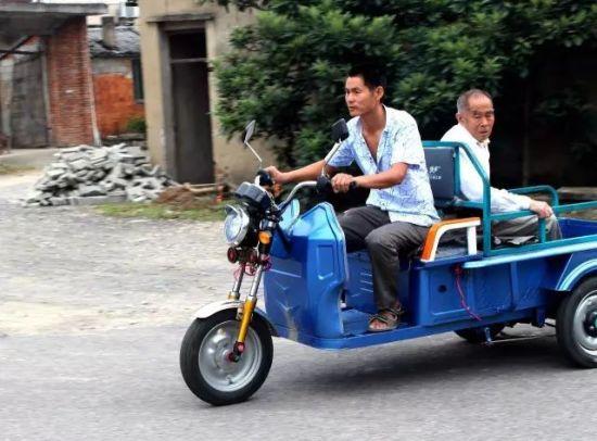 图为娄逢理免费载老人看病就医