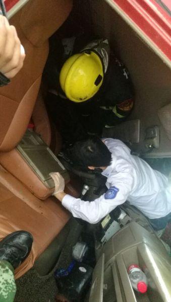图为:救援人员正在现场救援。