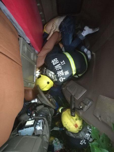 图为:消防人员正在现场救援。