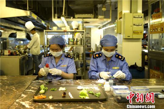 图为宁波市场监管人员对高考供餐单位开展食品安全快速检测 宁波市场监管局供图