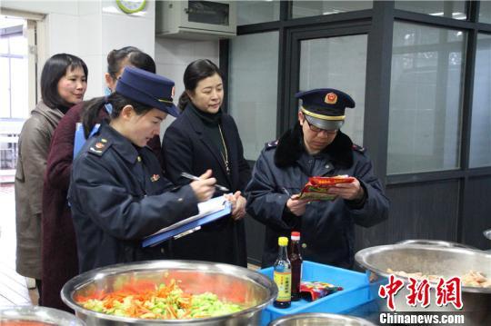 图为宁波北仑区市场监督管理局抽查学校食堂后厨 宁波市场监管局供图