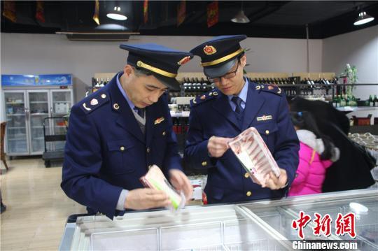 图为宁波保税区市场监管分局开展节前市场食品安全整治 宁波市场监管局供图