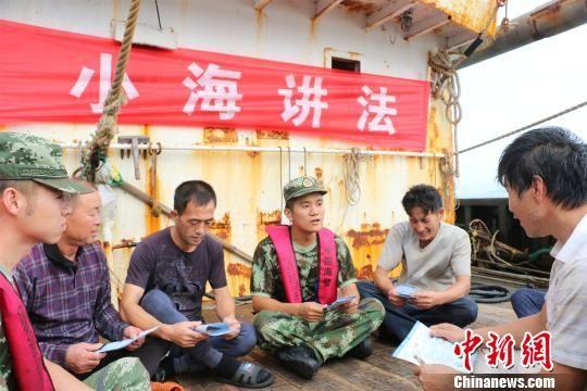图为:海警官兵讲法。 何蒋勇 摄