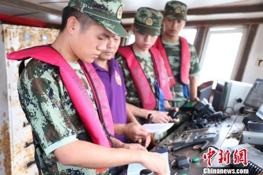 图为:海警官兵在海上严查严管。 何蒋勇 摄
