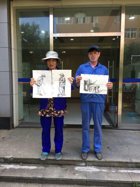 宁波大学校卫队员收到学生党员赠送的画作。 由校方供图